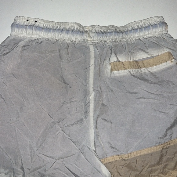 Nike Women’s Icon Clash Shorts in Tan, size Small - Picture 12 of 13